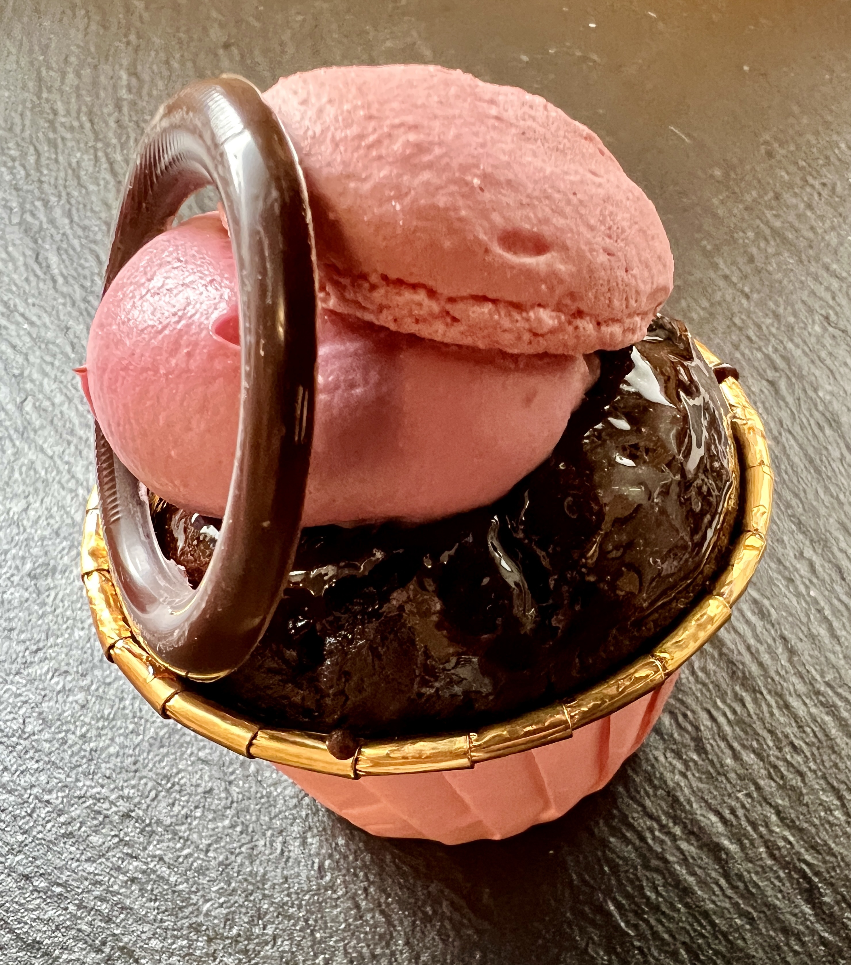 Muffinka czekoladowa z truskawkami